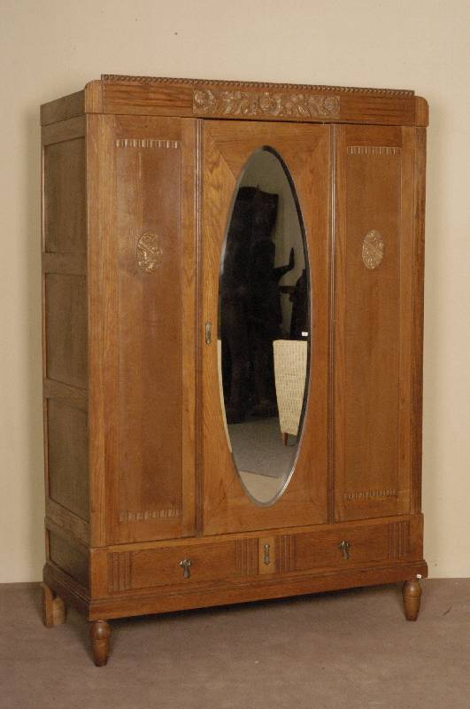 Kleiderschrank, deutsch, um 1920, Eiche und Weichholz massiv, 3-tÜrig, MitteltÜr mit ovalem facettiertem Spiegelglas, Kopfteil mit floraler ...