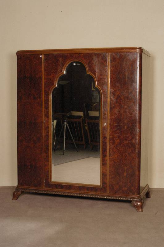 Kleiderschrank, Frankreich, um 1920, ArtDeco , Korpus Eiche, Mahagonifurnier, eine MitteltÜr mit mehrfach geschwungenem facettiertem Spiegelglas, ...