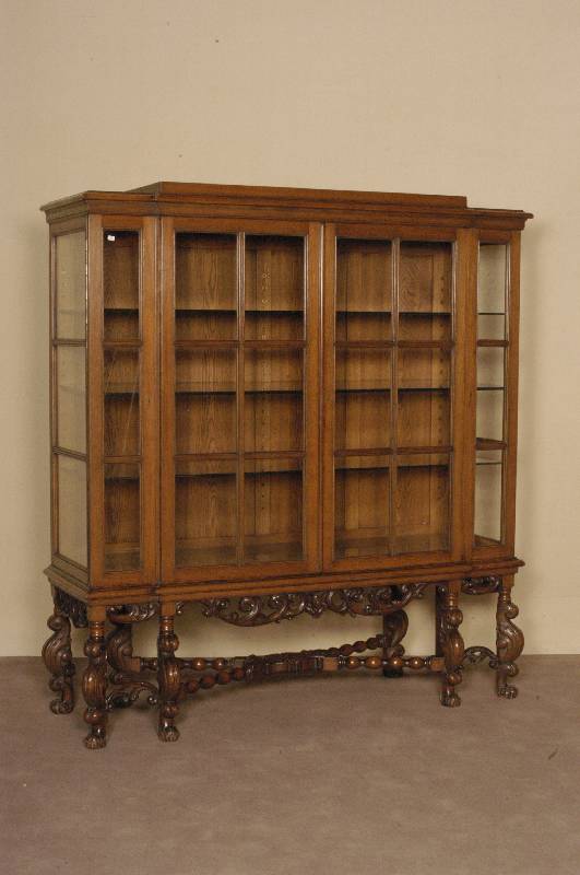 Vitrinenschrank, deutsch, um 1920, Eiche massiv, 4-tÜrige Frontseite (Glas), mit profilierter Versprossung, Sockelgestell mit reichhaltiger ...