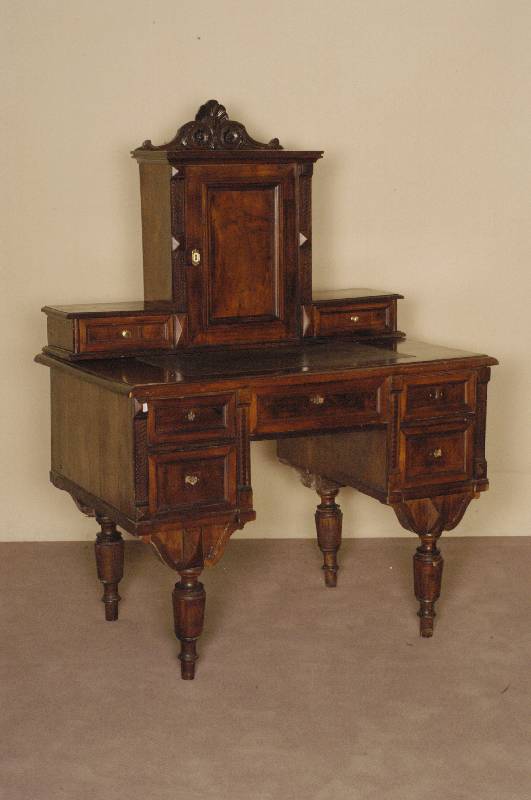 Kleiner Schreibtisch, deutsch, um 1880, Nußbaum massiv, Nußbaumfurnier, FÜllungsfelder meist Wurzelnußfurnier, 5 SchÜbe symetrisch angeordnet, ...