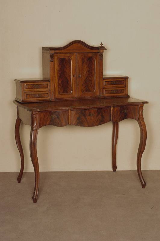 SchreibsekretÄr, deutsch, um 1880, Nußbaum massiv, Nußbaumfurnier, Korpus Weichholz, FÜllungsfelder Wurzelnußfurnier, Schreibtisch mit 3 ...