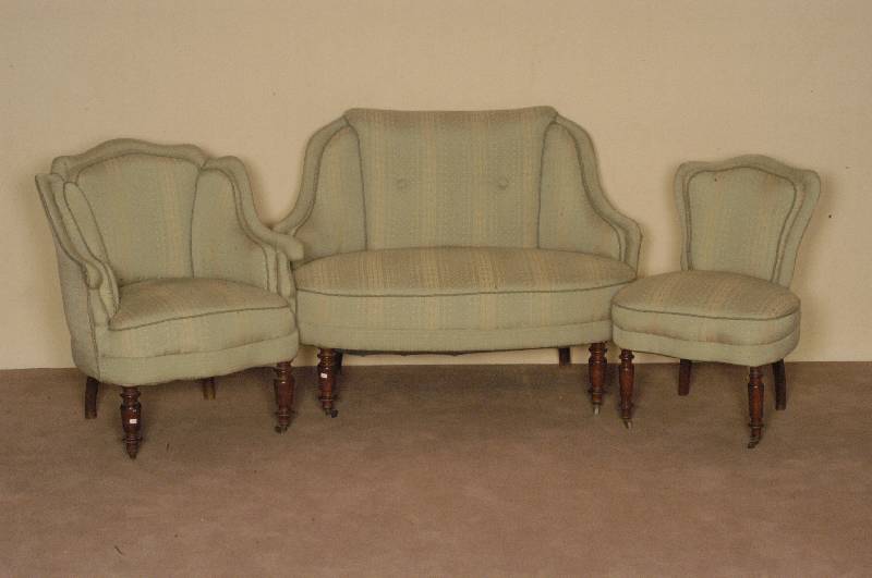 Sitzensemble bzw. Salongarnitur, deutsch, um 1930, bestehend aus 2-sitzer Sofa, 2 Armlehnsessel und 2 StÜhle, sÄmtliche Holzgestelle mit Stoff ...