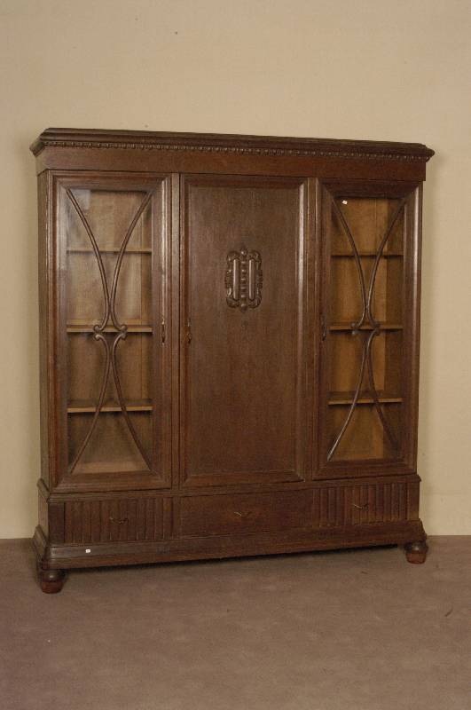 BÜcher- oder Kanzleischrank, deutsch, um 1920 , Eiche massiv, Eichefurnier, 3-tÜriges Modell, MitteltÜr gerahmte HolztÜr mit aufgesetzter ...