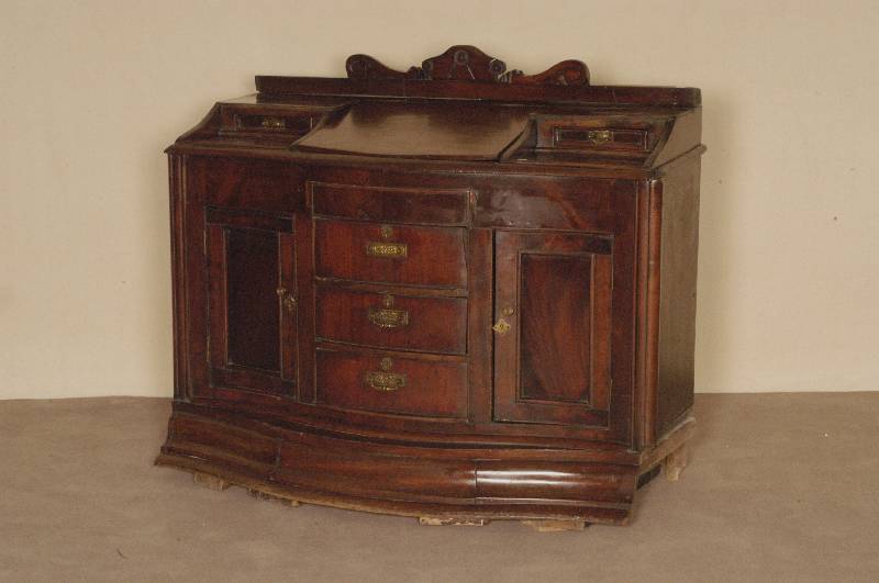 Kommode, England, um 1860, Mahagoni massiv, Mahagonifurnier, DeckflÄche mit zwei kleinen SchÜben und einem aufklappbaren Staufach fÜr ...