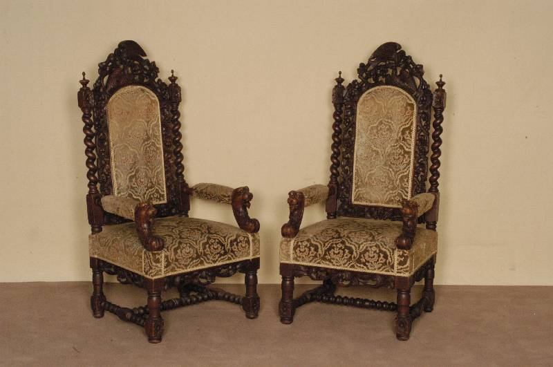 Prunkarmlehnsessel, Frankreich, um 1860, Eiche massiv, RÜckenlehne krÄftig beschnitzt, zwei VÖgel darstellend, WeinblÄtter und Traubenmotiv, ...