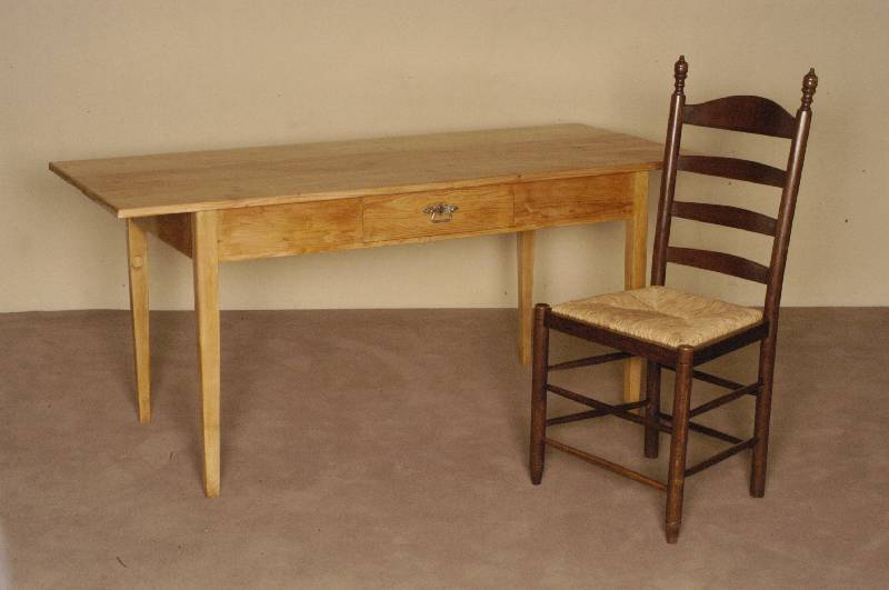 KÜchentisch, deutsch, um 1870/80, Weichholz, Beine Buche massiv, mit Schublade, teilrestauriert, unter Verwendung alten Holzes, leichte ...