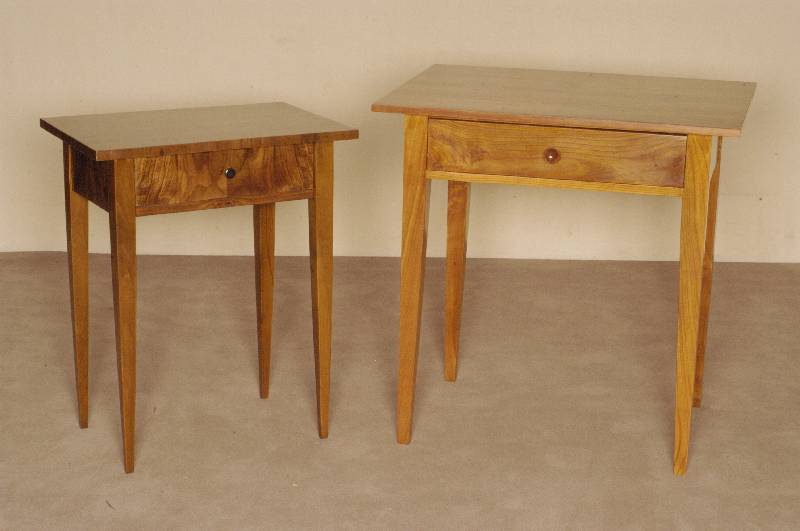 Biedermeierstiltisch, nach dem Vorbild von 1820/30, unter Verwendung alten Holzes, neu gestaltet, z.T. Nußbaum massiv bzw. Wurzelnußfurnier ...