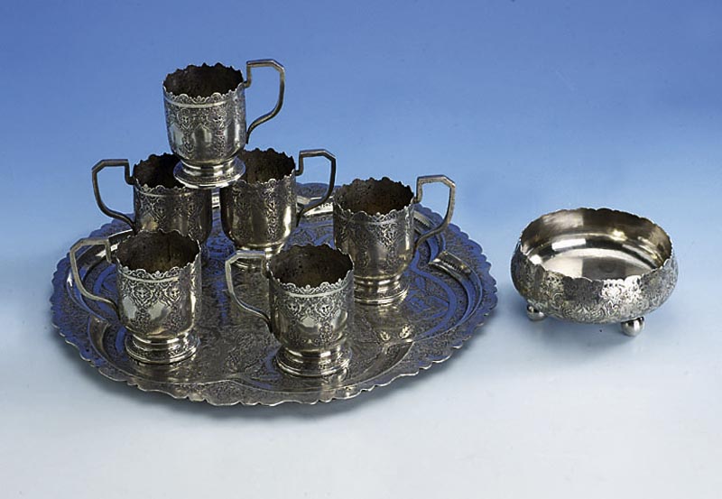Teeservice, Silber, Persien um 1960/70, bestehend aus 6 Tassen (ohne GlaseinsÄtze), Zuckerschale und Tablett, Gew. total ca. 1185 g, reich ...