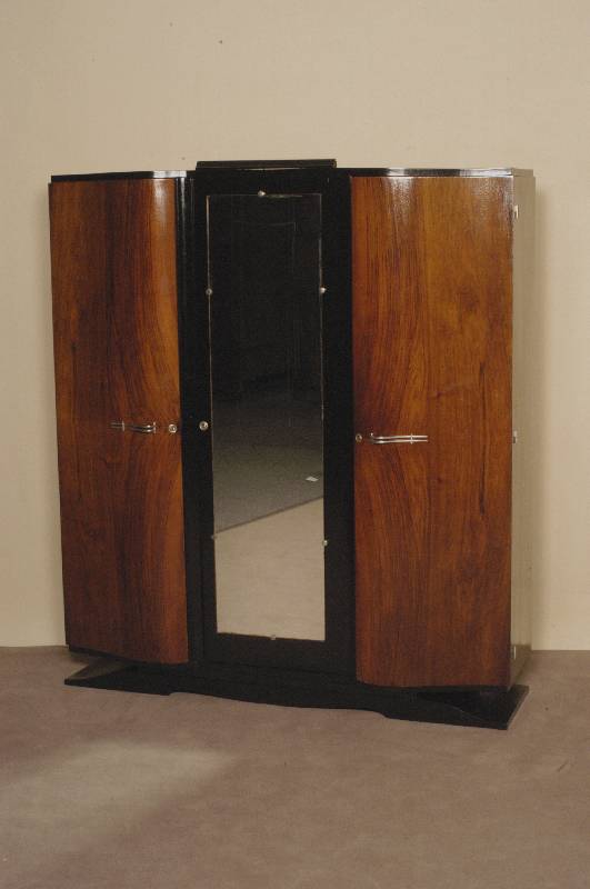 ArtDeco-Schrank, Frankreich, um 1920, kaukasischer Nußbaum gespiegelt furniert, zum Teil schwarz abgesetzt, geschwungen gearbeitete TÜren, ...