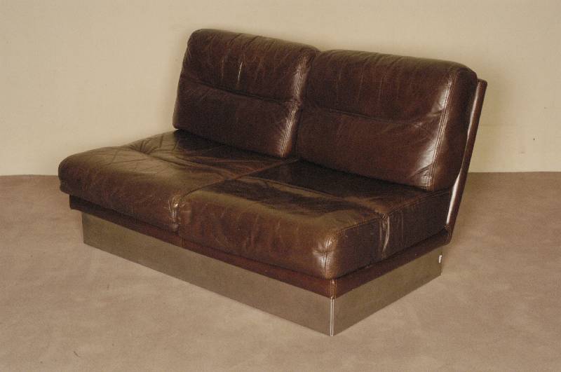 Design-Couch, Frankreich, um 1960, dunkrelbraune Lederpolster, umlaufender breiter Metallsockel, frei stellbar, ausgefallenes Design, minimale ...