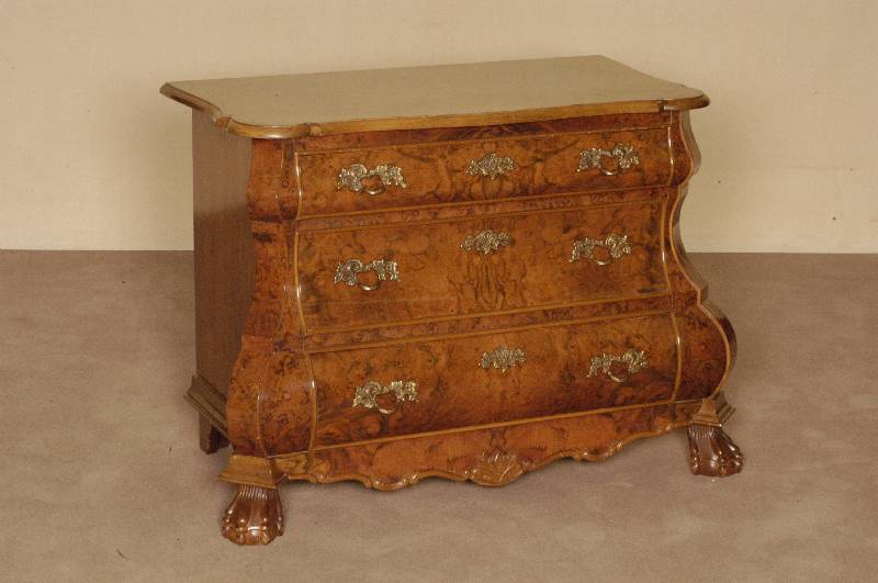 Barockstilkommode, Holland, nach altem Vorbild , Korpus Weichholz/Hartholz, Wurzelnußfurnier, z.T. gespiegelt, schÖnes Furnierbild, Kanten ...
