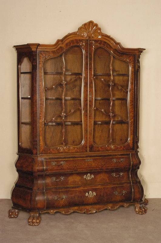 Barockstilvitrine, Holland, um 1960, nach altem Vorbild, Korpus Weichholz/Hartholz, Wurzelnußfurnier, z.T. gespiegelt, schÖnes Furnierbild, ...