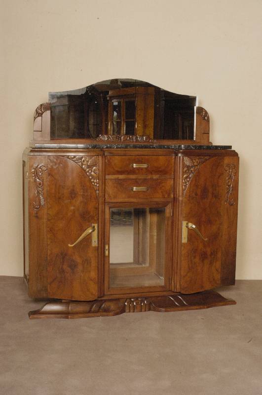 Buffet, Belgien, um 1920/30, ArtDeco, Korpus Weichholz, Nußbaum massiv, Nußbaum- bzw. Wurzelnußfurnier, TÜren mit dezenter Trauben- und ...