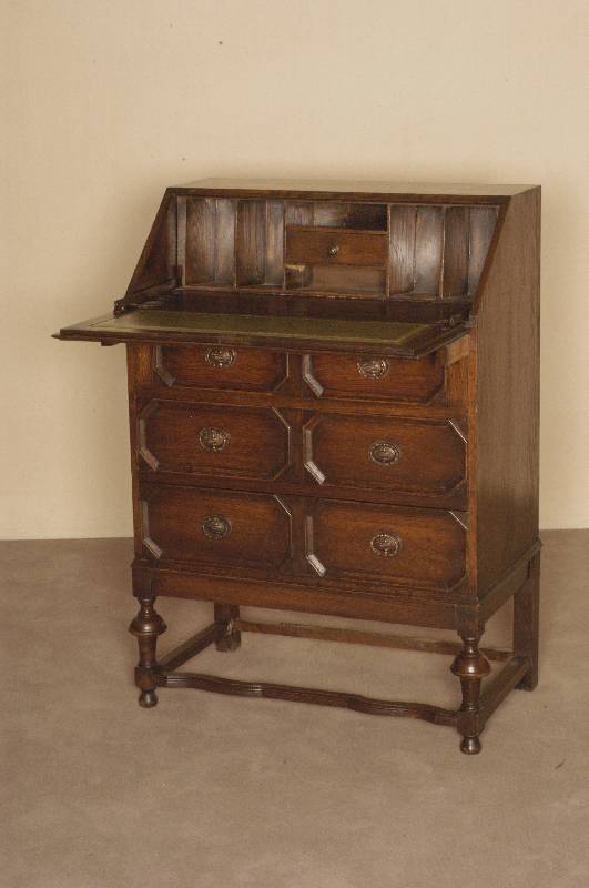 SekretÄr, England, um 1920, Eiche massiv, 3 Schubladen, kassetiert, SchrÄgklappe, Innenleben mit 1 Schublade und vielen FÄchern, original ...