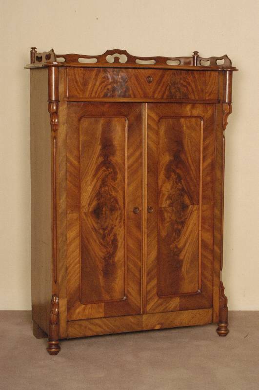 Vertiko, deutsch, um 1860/70, Korpus Weichholz, Nußbaum- bzw. Wurzelnußfurnier, z.T . gespiegelt, Ecken abgeplattet, aufgesetzte Schnitzereien ...