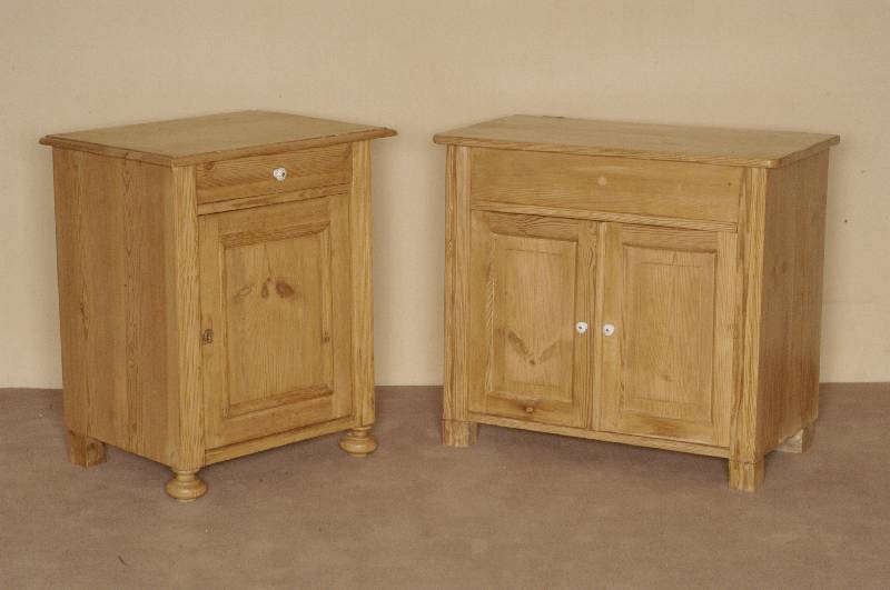 Halbschrank, deutsch, um 1880, Tanne massiv, auf KugelfÜßen, Lisenen kanneliert, 1 TÜr und Schublade, gelaugt und gewachst, Reste alten ...
