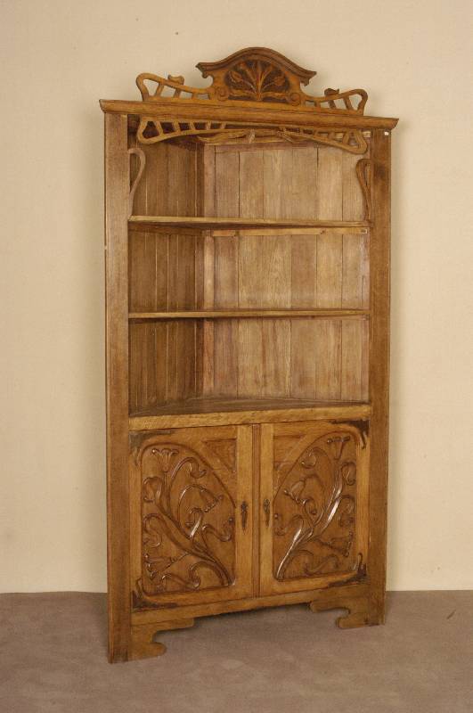 Eckschrank, deutsch, um 1900, Jugendsil, Eiche massiv, RÜckwand z.T. Hartholz/Weichholz , BekrÖnung mit typisch durchbrochener ...