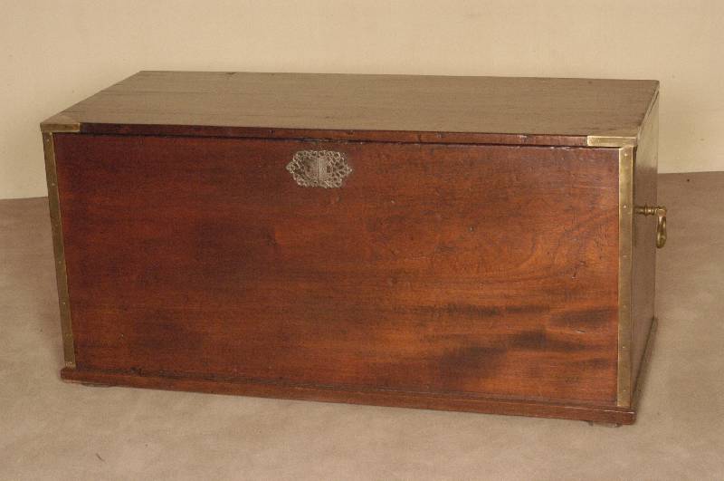 Schiffstruhe, England, um 1760, Mahagoni massiv, seitlich mit original Griffen, original Schloß, nicht funktionsfÄhig, Ecken abgesetzt mit ...