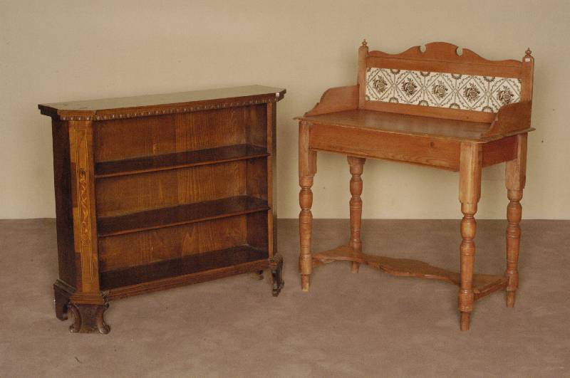 Wandtisch, England, um 1890, Tanne massiv, rÖtlich gebeizt, gedrechselte Beine, mit Zwischenablage, Oberteil mit Jugendstilfliesen , Reste alten ...