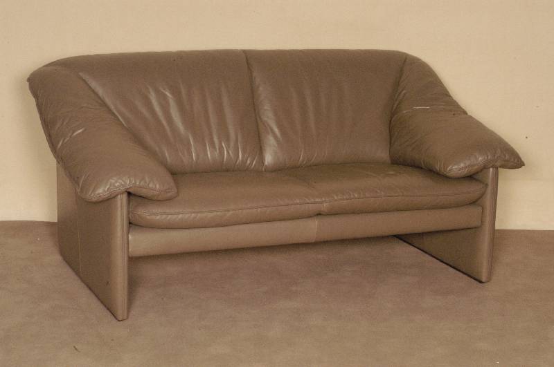 Ledersofa, Marke Leoluse, 2-sitzer, Rindsleder, leberfarben, Leder in gutem Zustand, Gebrauchsspuren, ca. 75x164x95 cm, Sh. 37 cm, St. 52 cm