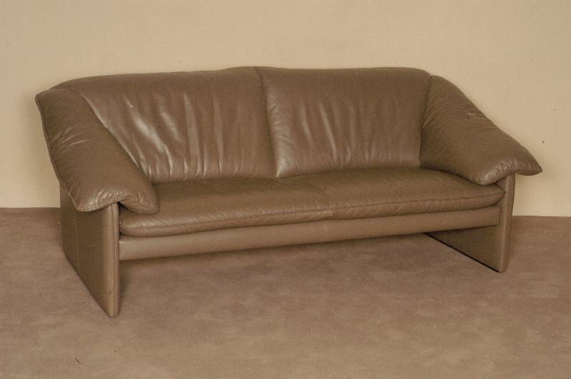 Ledersofa, Marke Leoluse, 3-sitzer, Rindsleder, leberfarben, Leder in gutem Zustand, Gebrauchsspuren, ca. 76x195x93 cm, Sh. 36 cm, St. 52 cm