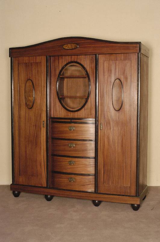 Mehrzweckschrank, deutsch, um 1905, Korpus Weichholz, z.T. Eiche, Mahagonifurnier, auf KugelfÜßen, 3-tÜrig, 4 gebogene Schubladen, in der Mitte ...