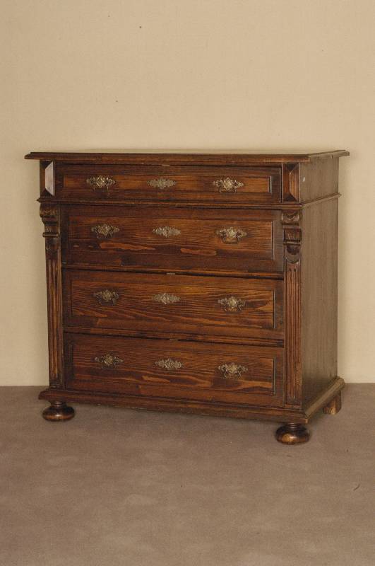 Kommode, deutsch, um 1880, GrÜnderzeit, Tanne massiv, dunkel gebeizt, auf KugelfÜßen, Lisenen gerillt, in Veluten auslaufend, 4 -schÜbig, ...