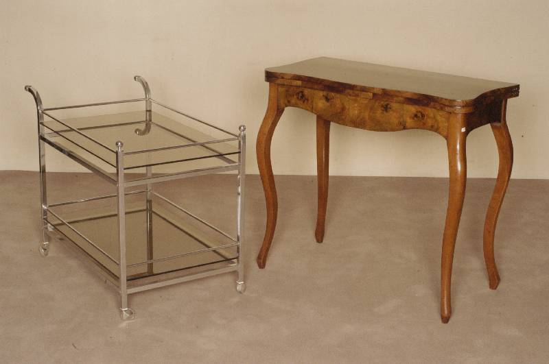 Teewagen, deutsch, wohl 60er Jahre, Chromstahl, auf Rollen, Ablage mit Glasplatte, ca. 66x87x48 cm