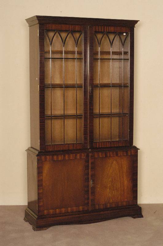BÜcher- bzw. Vielzweckschrank, England, 60er Jahre, Mahagoni, z.T. massive Verarbeitng, Sheratonstil, Oberteil versprosst, stiltypisch , schwere ...
