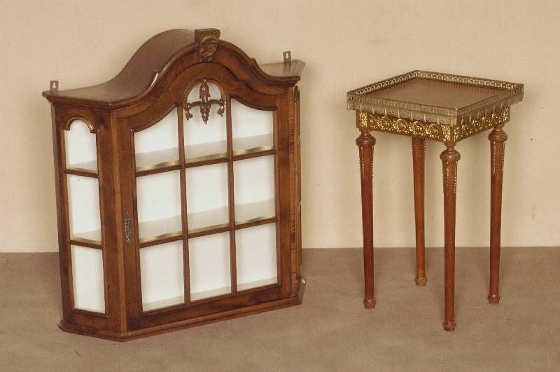 Beistelltisch, Frankreich, um 1890, Nußbaum, z.T. massiv, gedrechselte Beine, gerillt, eckige Platte mit Messinggalerie, Beine mit ...