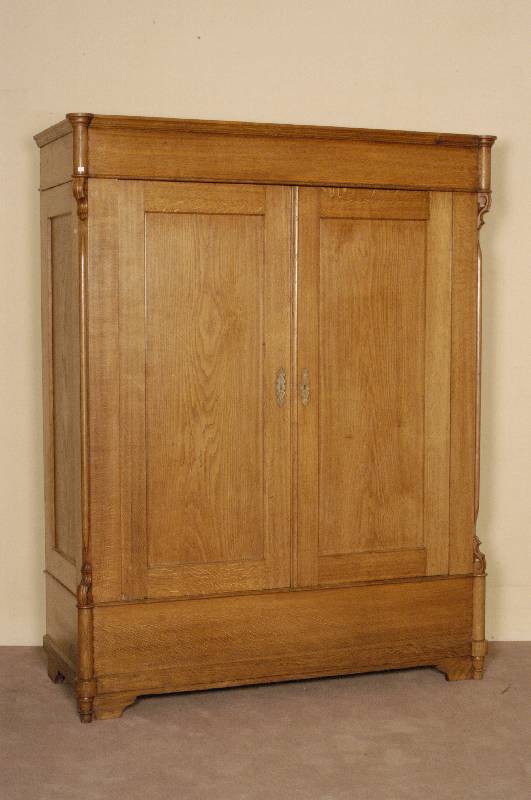 Schrank, deutsch, um 1860, SpÄtbiedermeier, Eiche massiv, original FÜße, abgeschrÄgte Ecken mit aufgesetzten Leisten, in Veluten auslaufend, ...