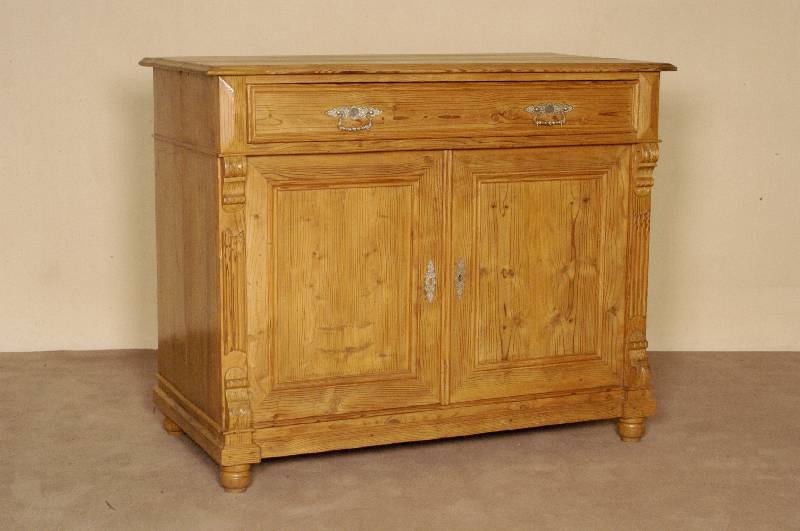 Halbschrank, deutsch, um 1870, Weichholz massiv, seitlich kanneliert, in Veluten auslaufend, KugelfÜße, original BeschlÄge, MÖbel gelaugt und ...