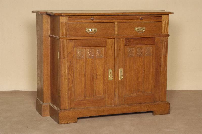 Anrichte, deutsch, um 1900, Korpus Weichholz, Eiche massiv, Eichefurnier, ursprÜnglich wohl Unterteil eines Buffets, zurÜckgesetzte Ecken, ...