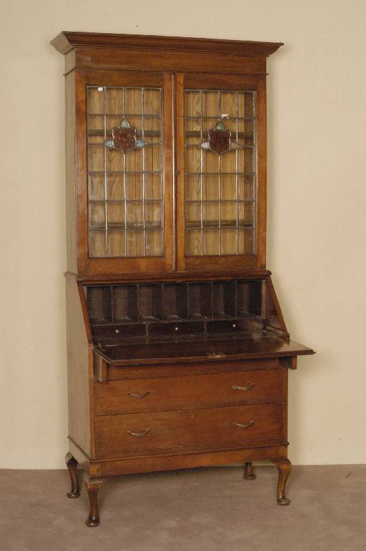 AufsatzsekretÄr, England, um 1910, Korpus Weichholz, Mahagoni massiv, Oberteil mit Bleiverglasung, Kopfleiste mehrfach getreppt, Unterteil mit 3 ...