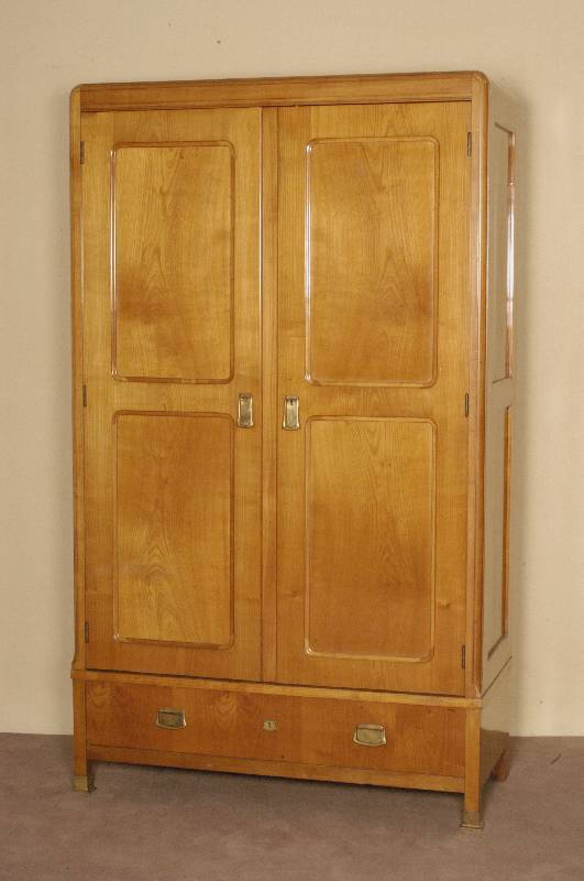 ArtDeco-Schrank, Österreich, um 1925, Korpus Weichhoz, Kirschbaumfurnier, abgerundete Ecken, Seiten und TÜren mit DoppelfÜllungen, unten 1 ...