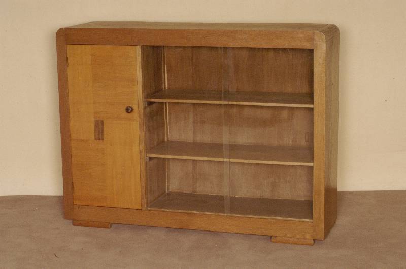 Sideboard, deutsch, um 1930, Eichefurnier, ArtDeco, 2 GlasschiebetÜren, 1 TÜr eingelegt mit Makasar, Gebrauchsspuren, ca. 99x129x35 cm