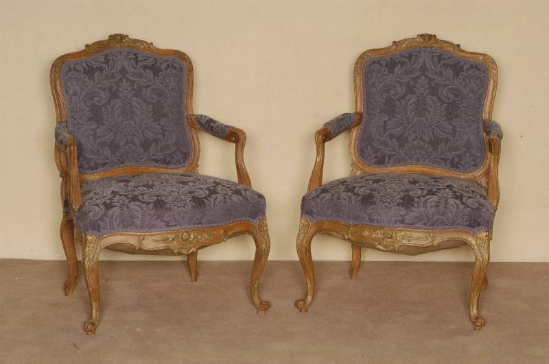 Sessel, deutsch, um 1860, Louis-XV-Stil, Eiche massiv, gebogene Beine, Arm- und RÜckenlehne, in der Mitte kleine BekrÖnung, Sessel neu ...