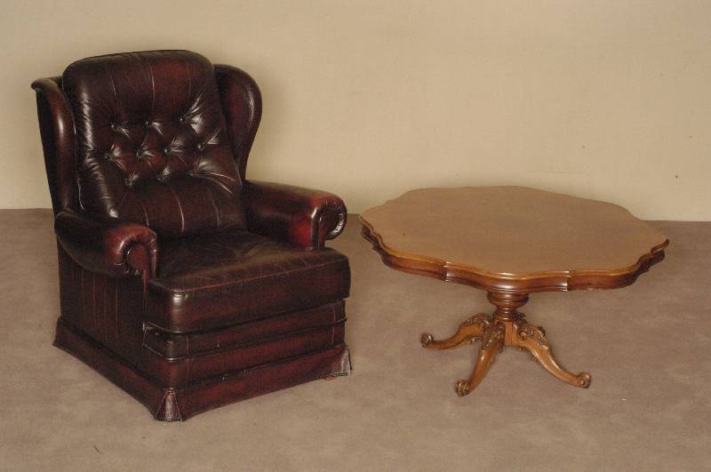 Couchtisch, deutsch, um 1920, Nußbaum massiv, Nußbaumfurnier, Fuß 4-fach ausladend, mit sparsamer Flachschnitzerei, praktisches BeistellmÖbel, ...
