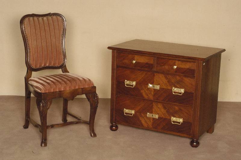 4 StÜhle, deutsch, um 1910, Barockstil, Nußbaum massiv, gebogene Beine, Gestell an der Front mit Schnitzereien, RÜckenlehne leicht geschwungen, ...