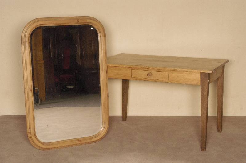Spiegel, deutsch, um 1980, schwerer Rahmen aus Tanne, hell lackiert, Spiegel mit Facettschliff, Gebrauchsspuren, ca. 117x78 cm