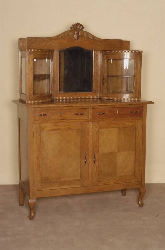 Aufsatzschrank, Holland, um 1910, Korpus z.T. Weichholz, Eichefurnier, Platte Eiche massiv, FÜße im Queen-Anne-Stil, 2 TÜren und 2 Schubladen, ...