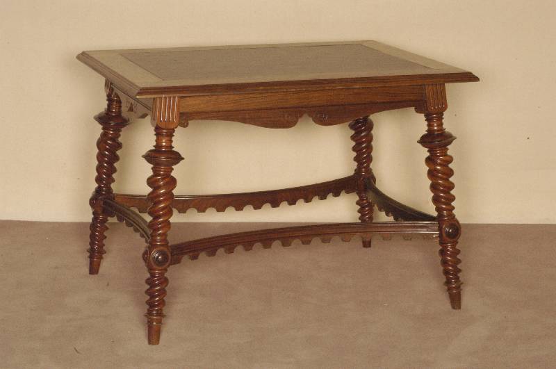 Tisch, deutsch, um 1880, Danziger Barockstil, Nußbaum massiv, reich gedrechselte Beine aus dem Vollholz, oben Platte mit altem Lederbezug, ...