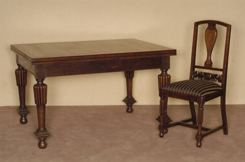 Tisch und 6 StÜhle, deutsch, um 1890, Eiche massiv, Tisch ausziehbar, gedrechselte Beine, tief gerillt, StÜhle passend zum Tisch, RÜckenlehne ...