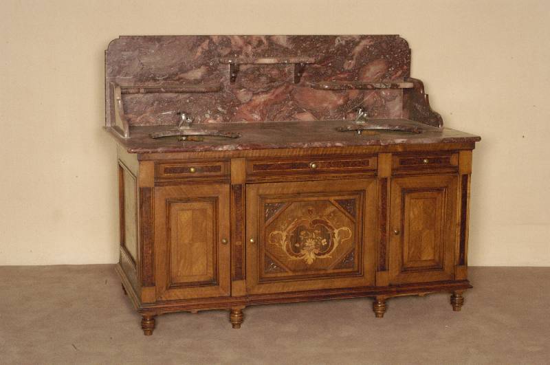 Waschkommode, deutsch, um 1900, Korpus Weichholz, Nußbaumfurnier, z.T. Wurzelnußfurnier, gedrechselte Beine, Fußleiste 4-fach getreppt, ...