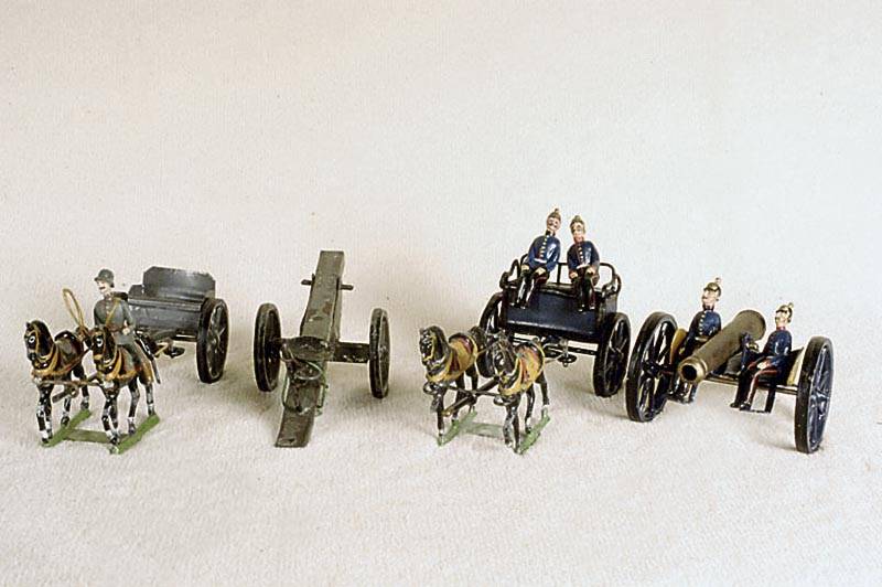 Konvolut Zinnsoldaten, um 1890/1900, Firma Heyde, GeschÜtz mit 4 Soldaten, Kanone, 2 Pferde, handbemalt, altersbed. l. LackschÄden ,bzw. l. ...