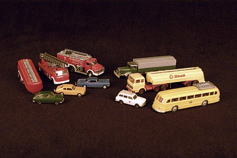 Konvolut Modellautos, 50er/60er Jahre, Wiking, ca. 25 StÜck, unter anderem Lkw´s, WohnmobilanhÄnger und versch. Pkw´s, l. bespielt, schÖnes ...