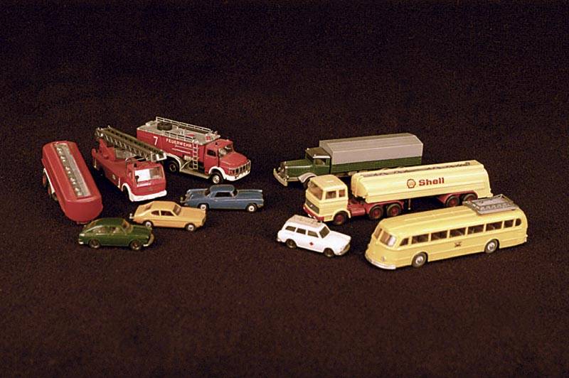 Konvolut Modellautos, 50er/60er Jahre, Wiking, ca. 30 StÜck, unter anderem viele Lkw´s mit AnhÄnger, versch. Pkw´s, wenige besch., l.bespielt, ...