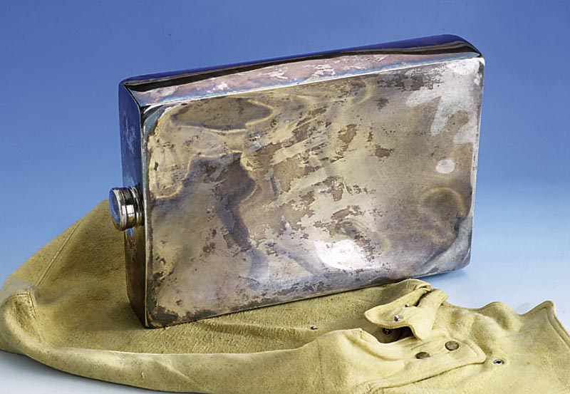 Jagdflasche, Metall versilbert, um 1900, England fÜr den amerik. Markt gemacht, Fa. Dickson & Son, Boden mit Bes.-Monogr., typ. Gebr.-Spuren, ...