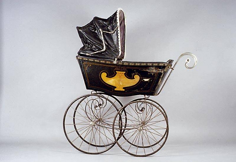 Kinderwagen, deutsch, um 1900, Leder und Wachstuch, Porzellangriff, teils verchromte Monturen, seitlich Vasendekor nach klassizistischem Vorbild, ...