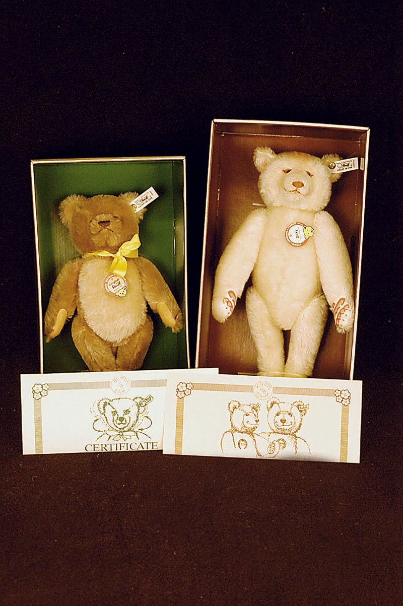 Steiff-BÄr, 1992, Replika nach dem Vorbild von 1930, Dicky, weißer Mohair, mit Knopf, Fahne und Brustschild, unbespielt im orig. Karton, ...